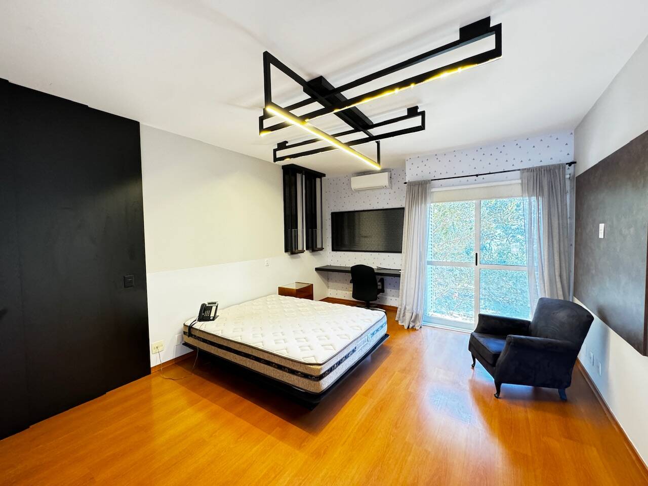Casa de Alto Padrão Mobiliada com 4 Suítes, Quadra de Tênis Oficial e Lazer Completo em Alphaville