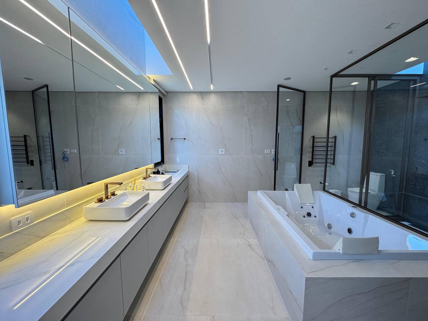 Casa com projeto de Breno Santiago e lazer completo no Haras Guancan
