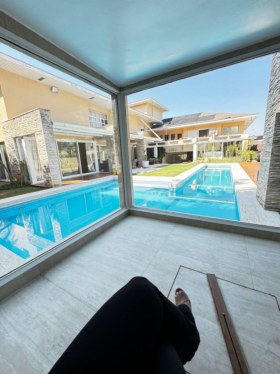 Casa de Alto Padrão Mobiliada com 4 Suítes, Quadra de Tênis Oficial e Lazer Completo em Alphaville