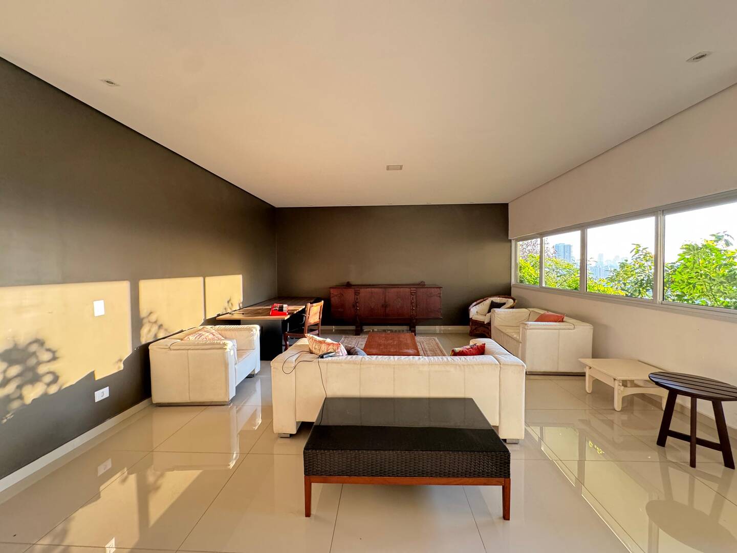 Casa à Venda no Tamboré 1 com Vista Permanente para o Lago e Rooftop Panorâmico