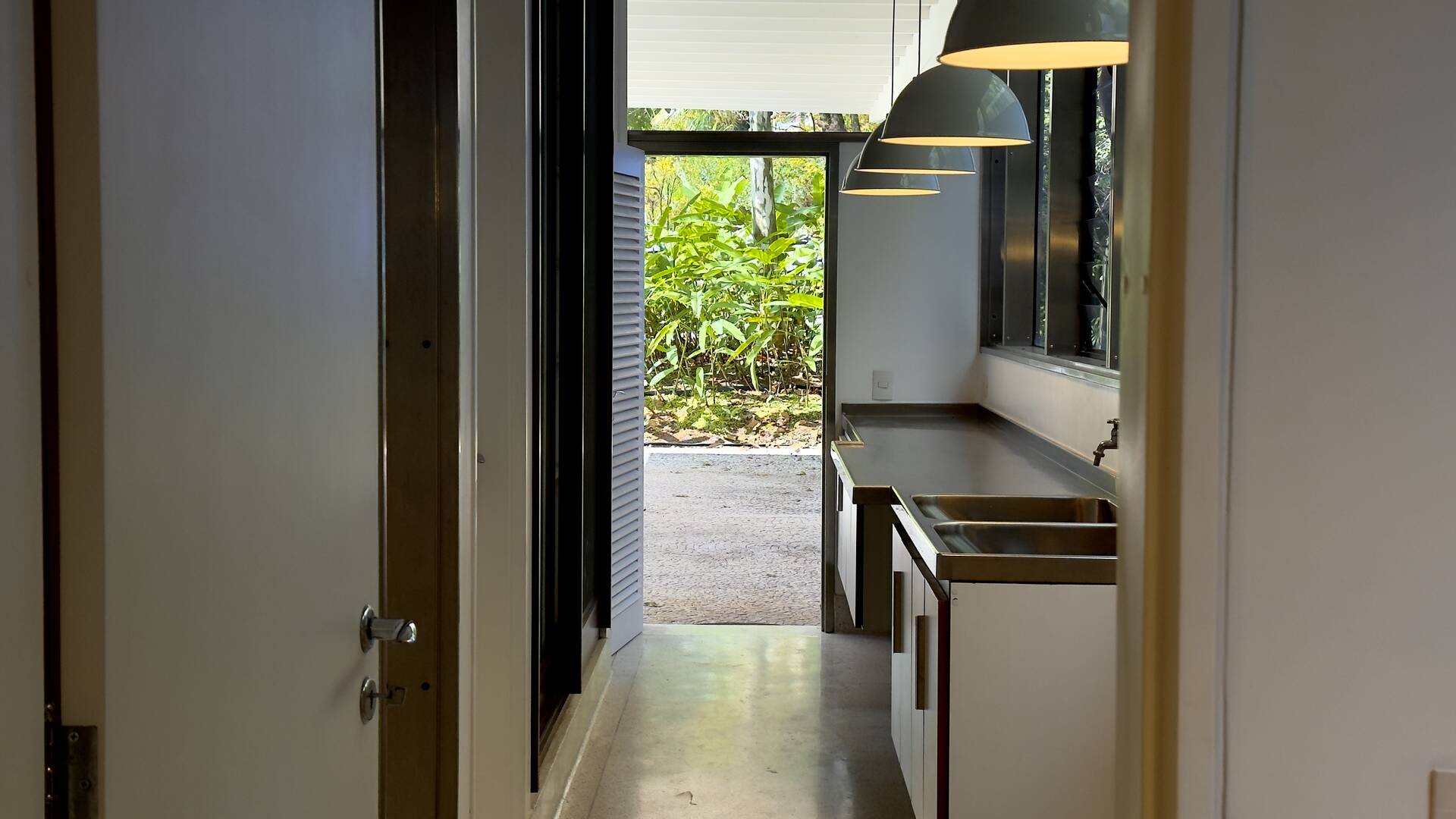 Residência Assinada por George Mills no Tamboré 1 com Arquitetura Autoral e 1.525 m² de Terreno
