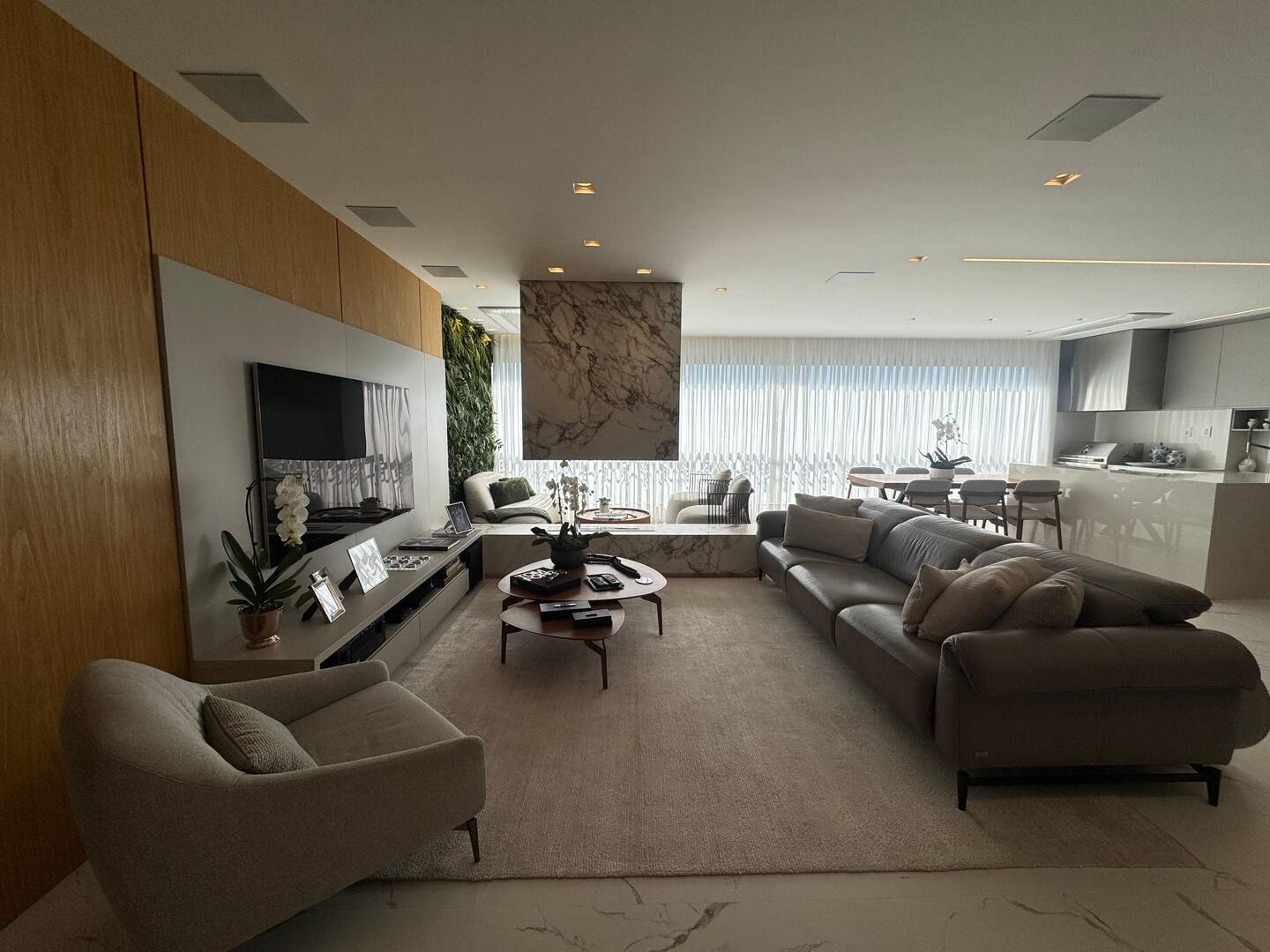 Apartamento mobiliado no ATRIA Alphaville com 3 suítes e automação completa