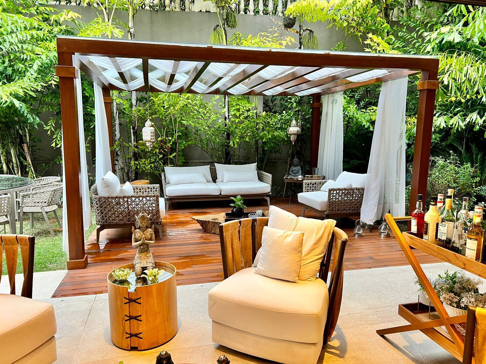 Casa com 5 suítes, elevador e lazer completo à venda em Alphaville