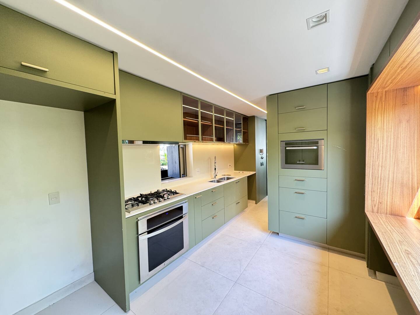 Casa contemporânea com 4 suítes, arquitetura autoral e área de lazer integrada