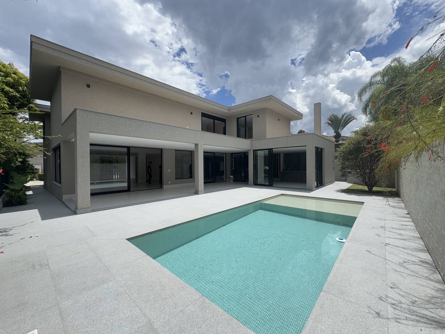 Casa à venda com 4 suítes, piscina com prainha e área gourmet integrada
