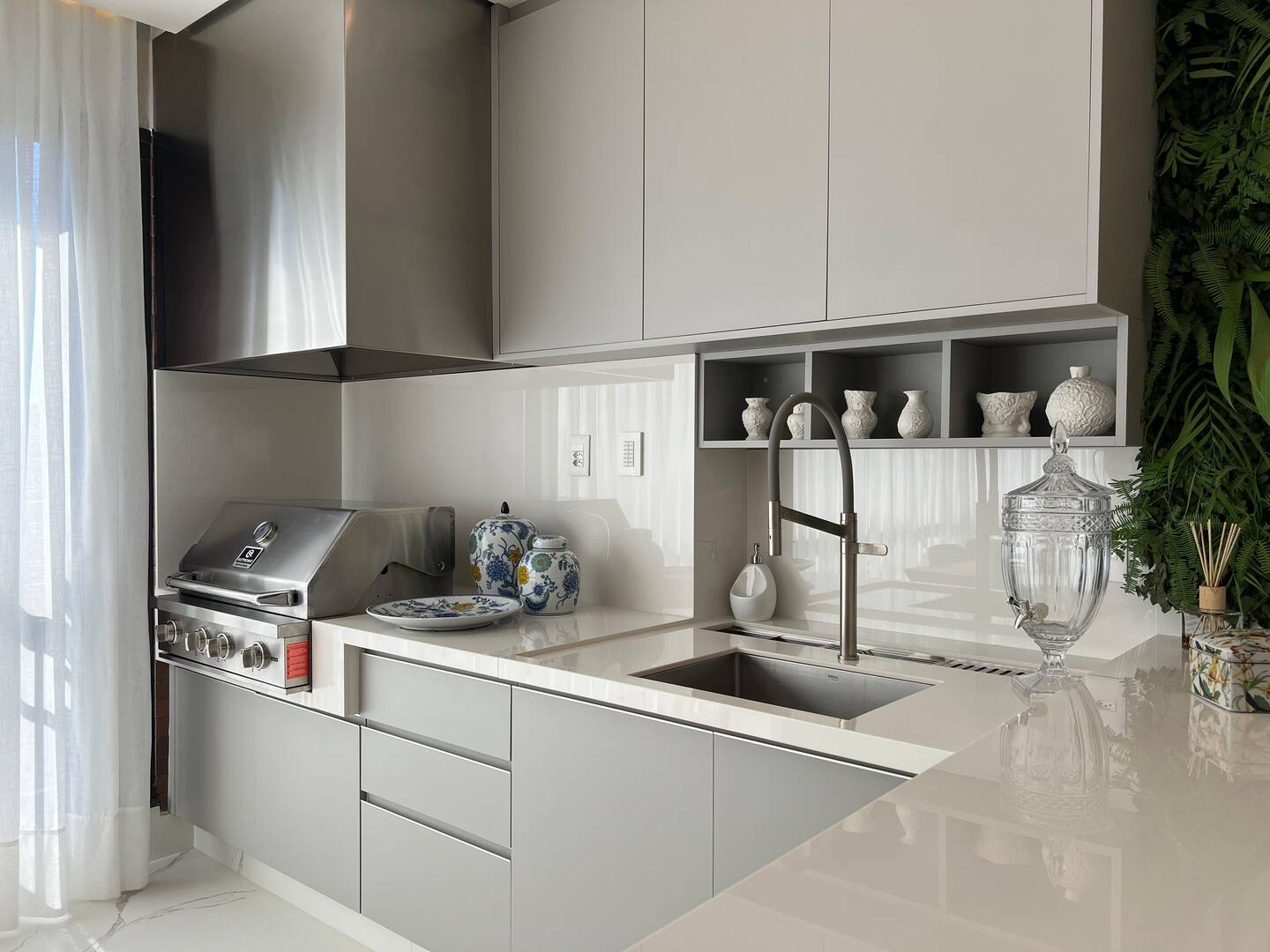 Apartamento mobiliado no ATRIA Alphaville com 3 suítes e automação completa