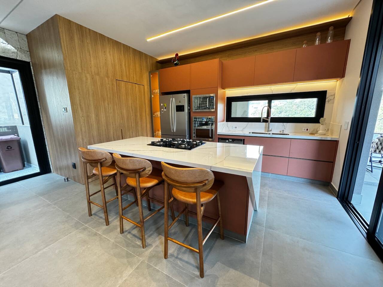Casa Contemporânea à Venda em Alphaville com 5 Suítes, Spa e Piscina Aquecida