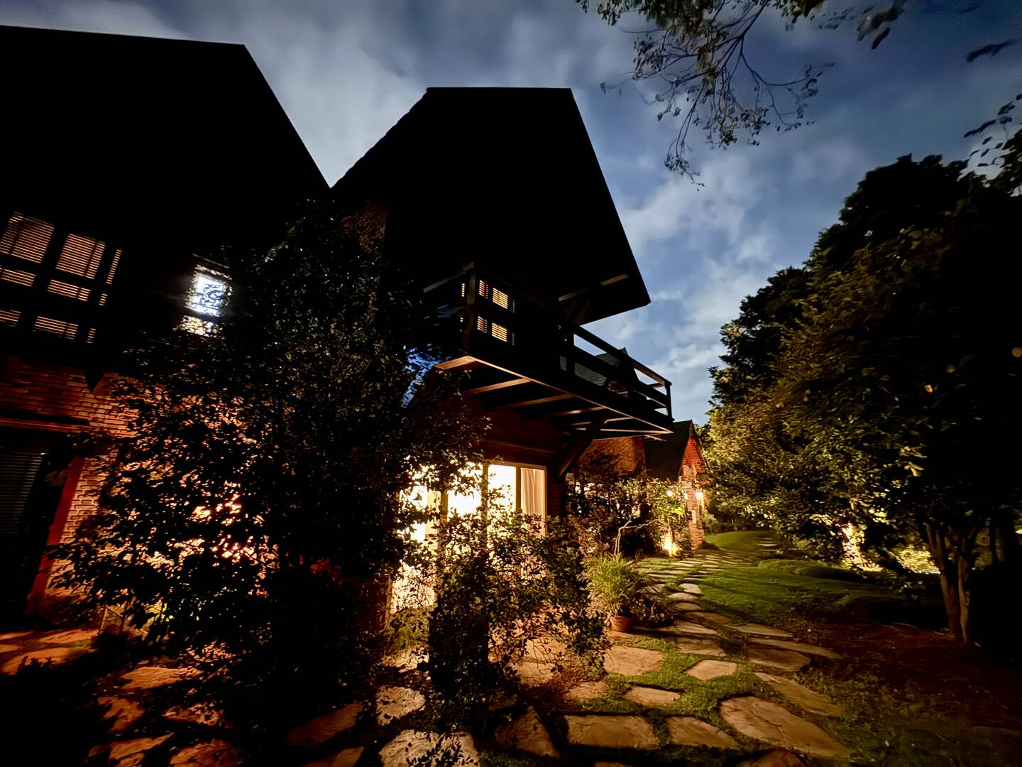 Casa de arquitetura assinada por Sidônio Porto no Tamboré 1