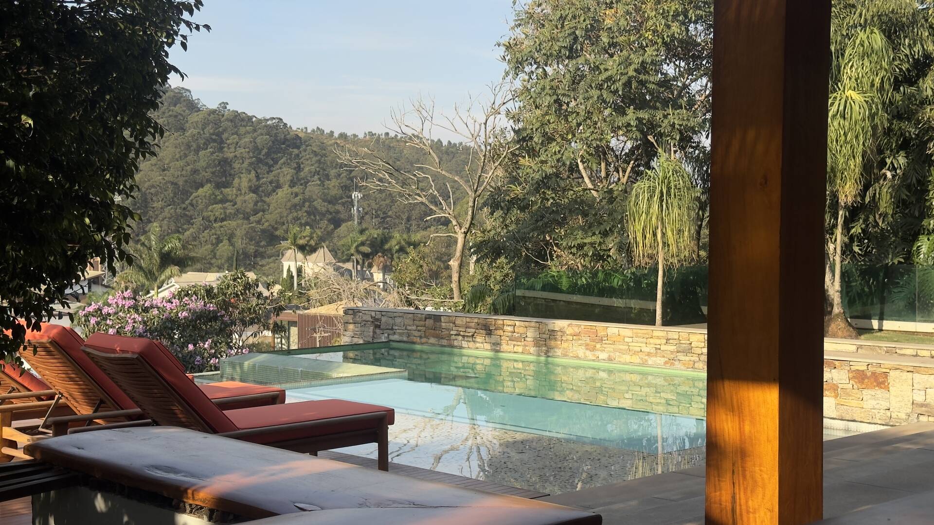 Casa Contemporânea com Vista Permanente, Piscina com Raia e Projeto Autoral em Alphaville