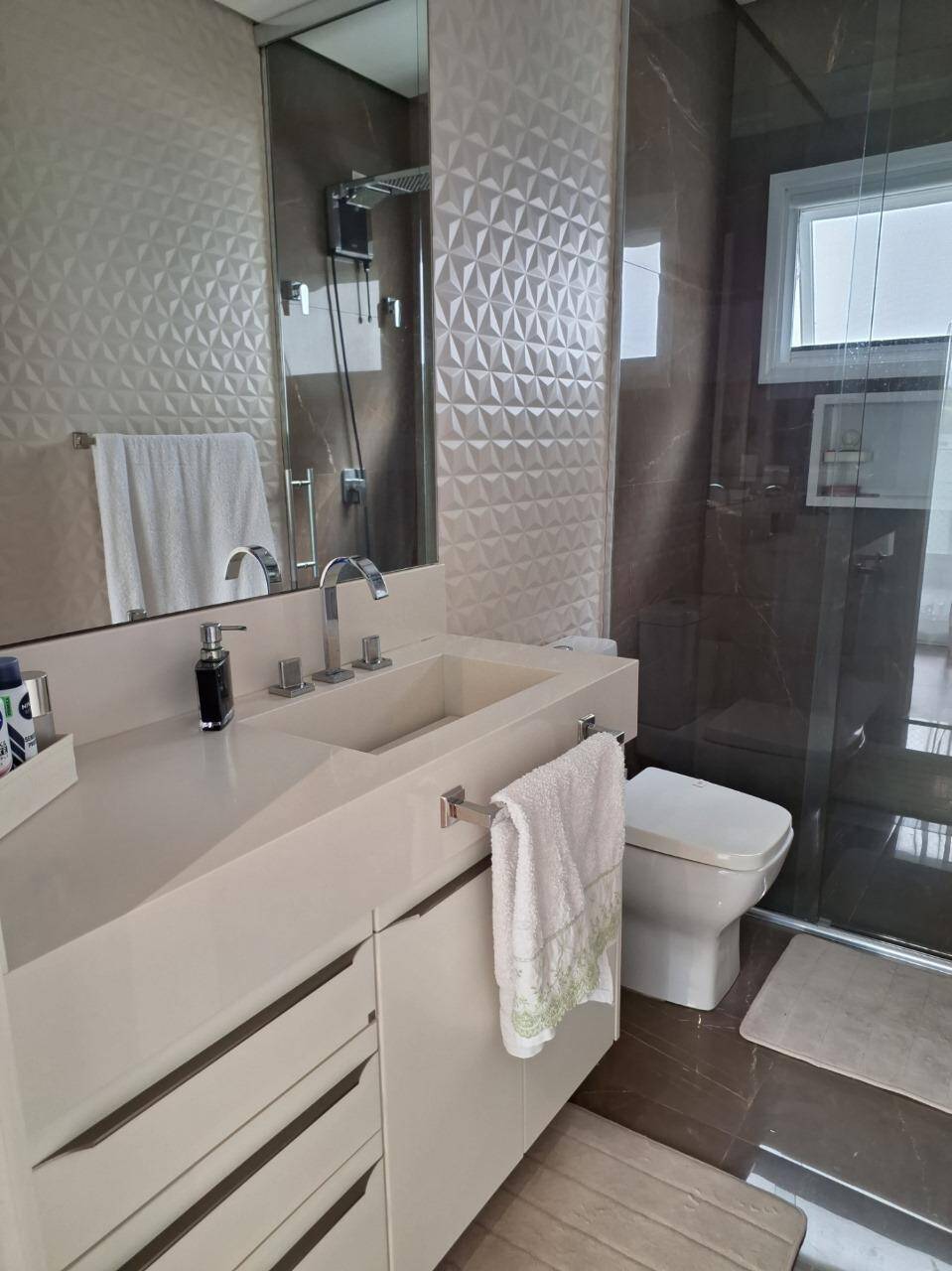 Casa com fundo para mata - Residencial Tamboré 11 - Venda porteira fechada.
