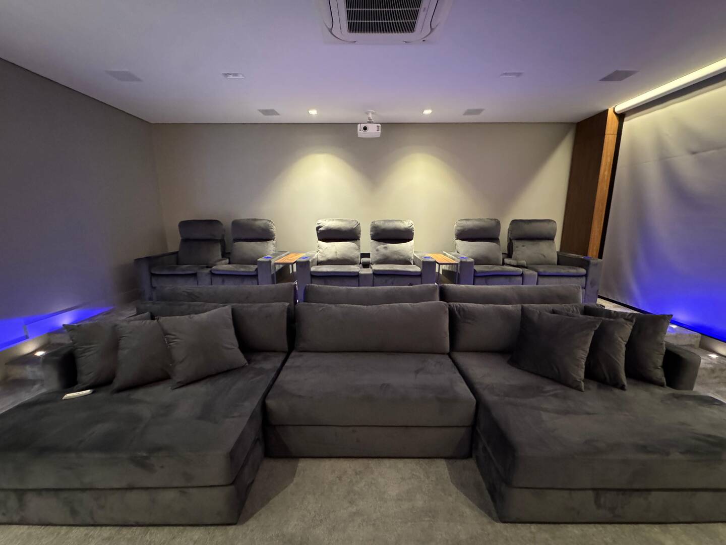 Casa com projeto de Breno Santiago e lazer completo no Haras Guancan