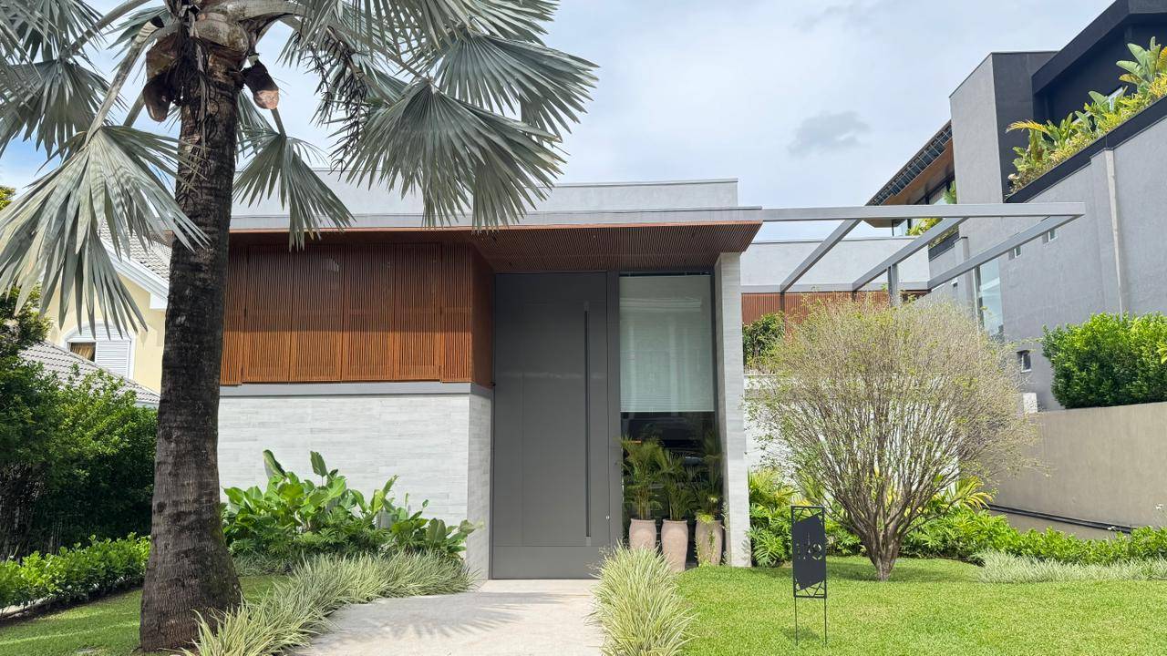 Casa à venda no Tamboré 2 com 5 suítes, duas adegas, elevador e vista permanente