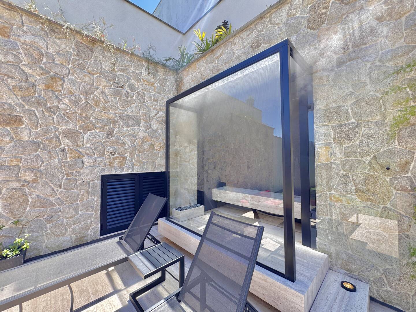Casa nova e mobiliada à venda no Villa Solaia com 4 suítes e lazer completo