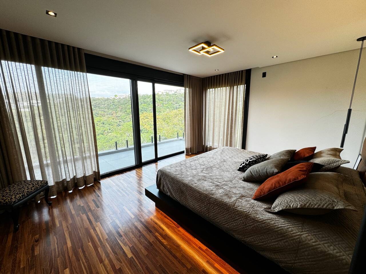 Casa Contemporânea à Venda em Alphaville com 5 Suítes, Spa e Piscina Aquecida