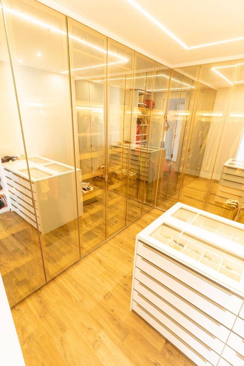 Casa Contemporânea à Venda em Alphaville com 4 Suítes, Spa e Projeto Inteligente