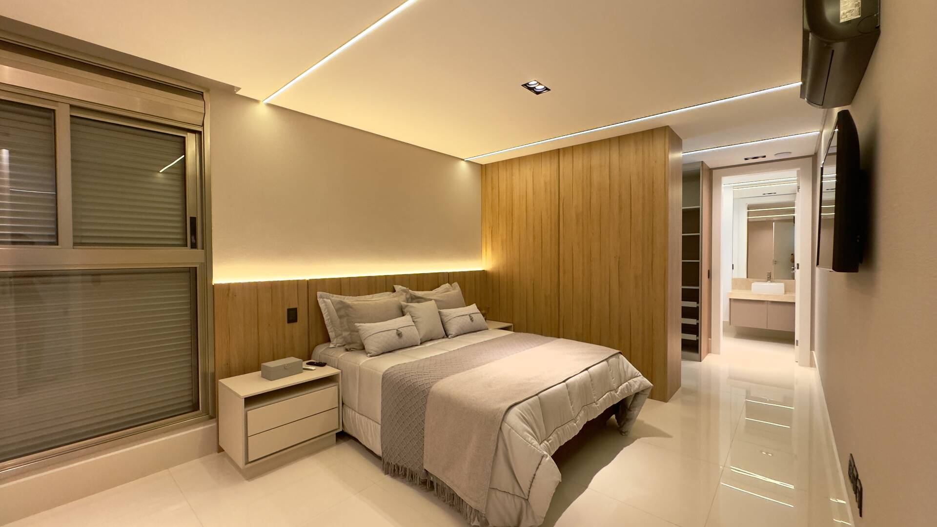 Casa de Alto Padrão à Venda no Tamboré 3 | Frente para o Lago | 5 Suítes | 870 m²