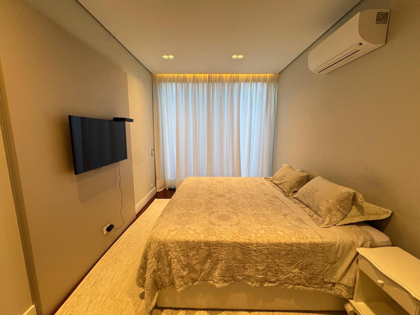 Casa com projeto de Breno Santiago e lazer completo no Haras Guancan