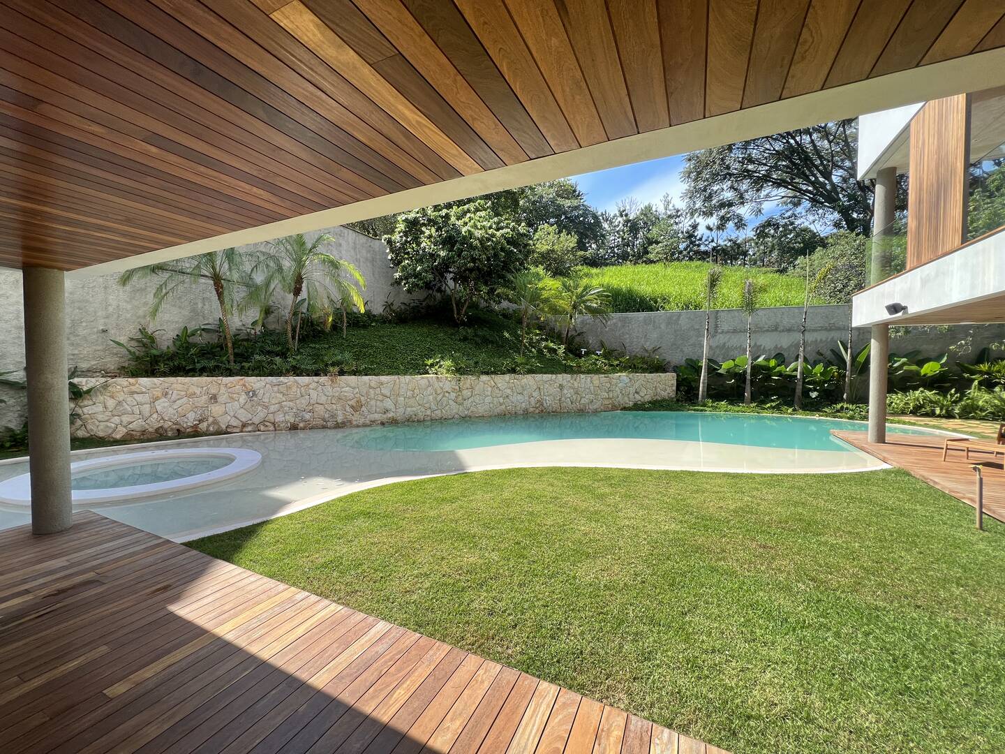 Residência autoral de David Bastos com piscina natural e design brasileiro
