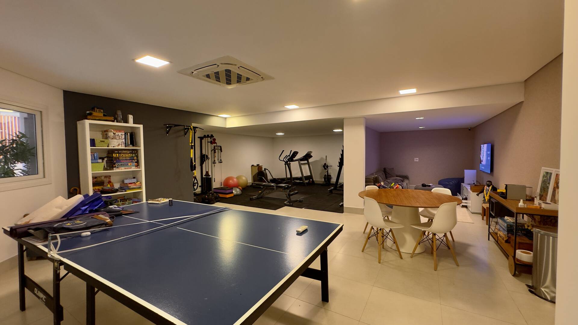 Casa à venda no Tamboré 10 com 4 suítes, área gourmet integrada e 539 m²