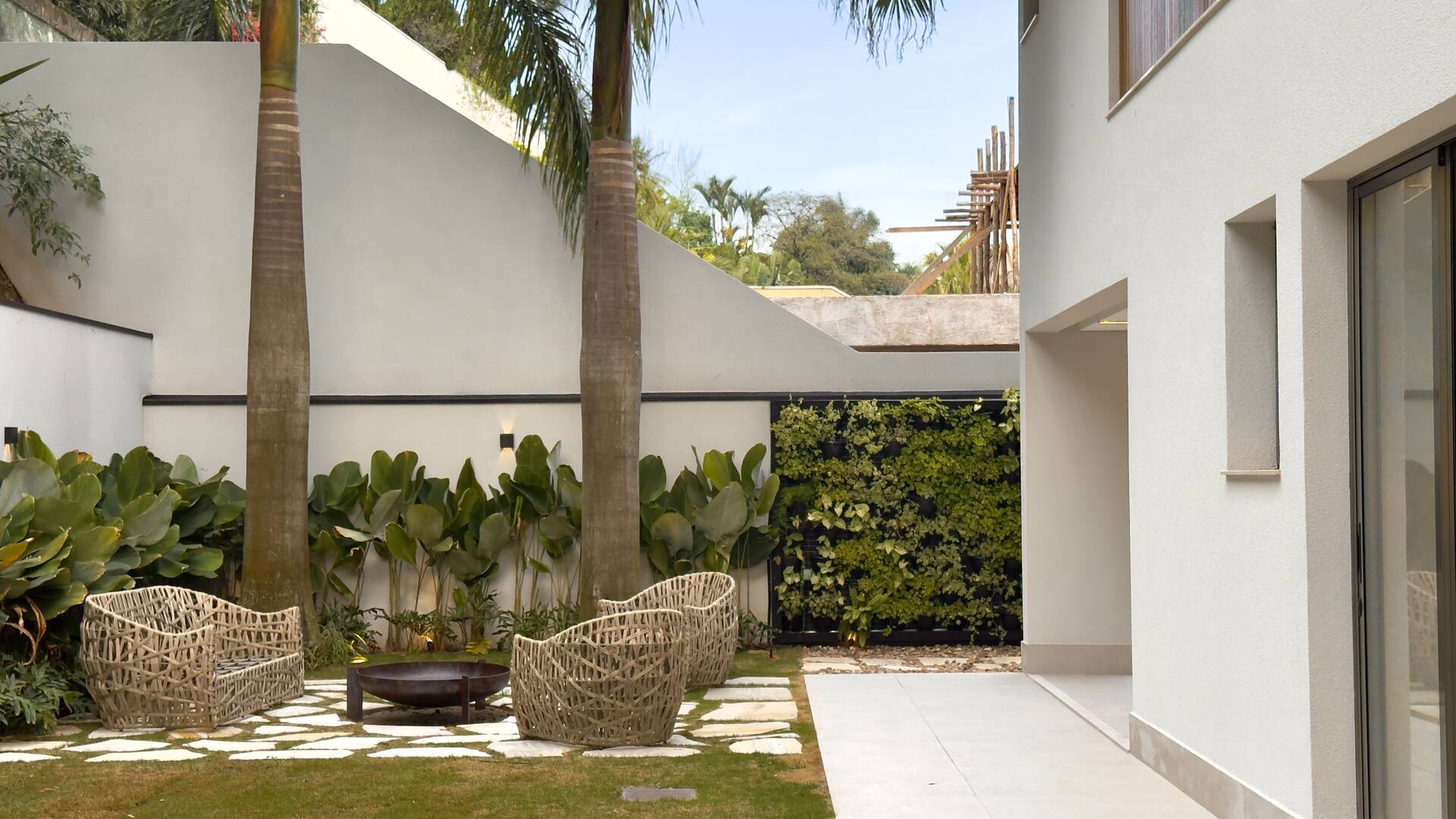 Casa de Alto Padrão à Venda no Tamboré 3 | Frente para o Lago | 5 Suítes | 870 m²