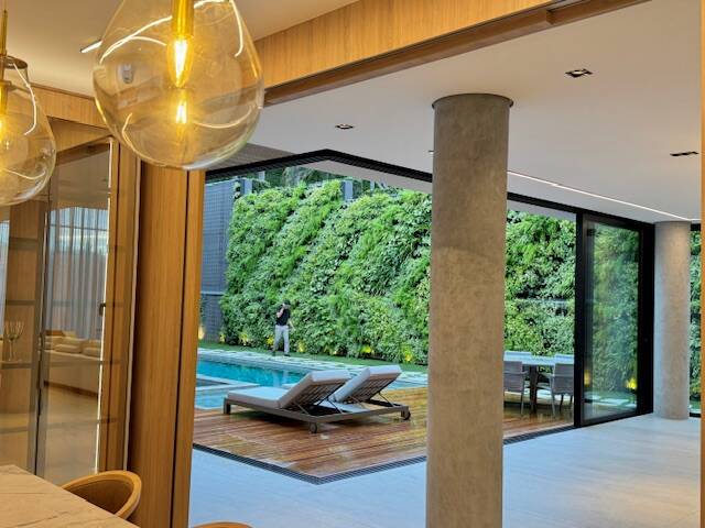 Casa à venda com 1.469 m², 6 suítes, rooftop e cinema privativo em Alphaville