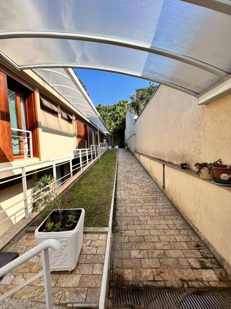 Casa semi-térrea com 3 suítes à venda no Tamboré 1
