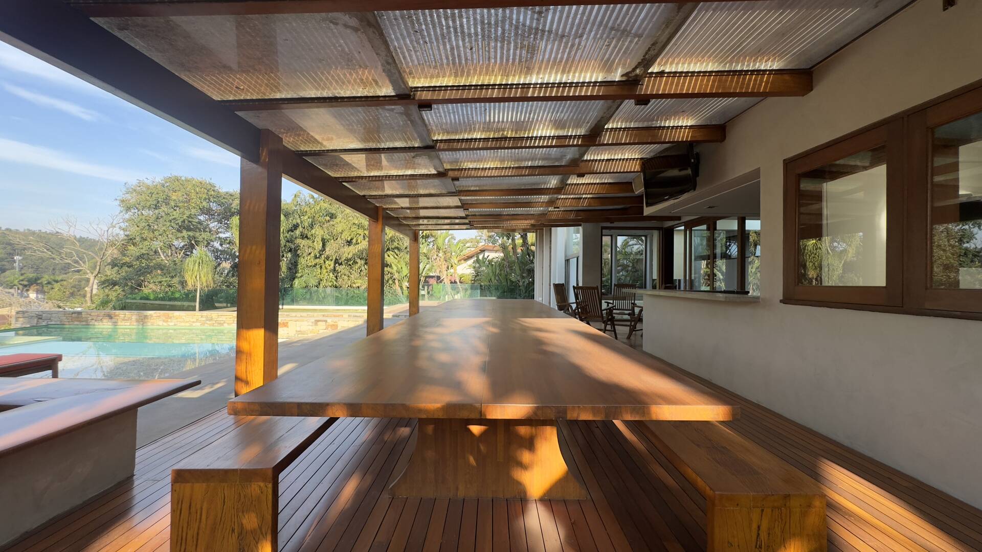 Casa Contemporânea com Vista Permanente, Piscina com Raia e Projeto Autoral em Alphaville