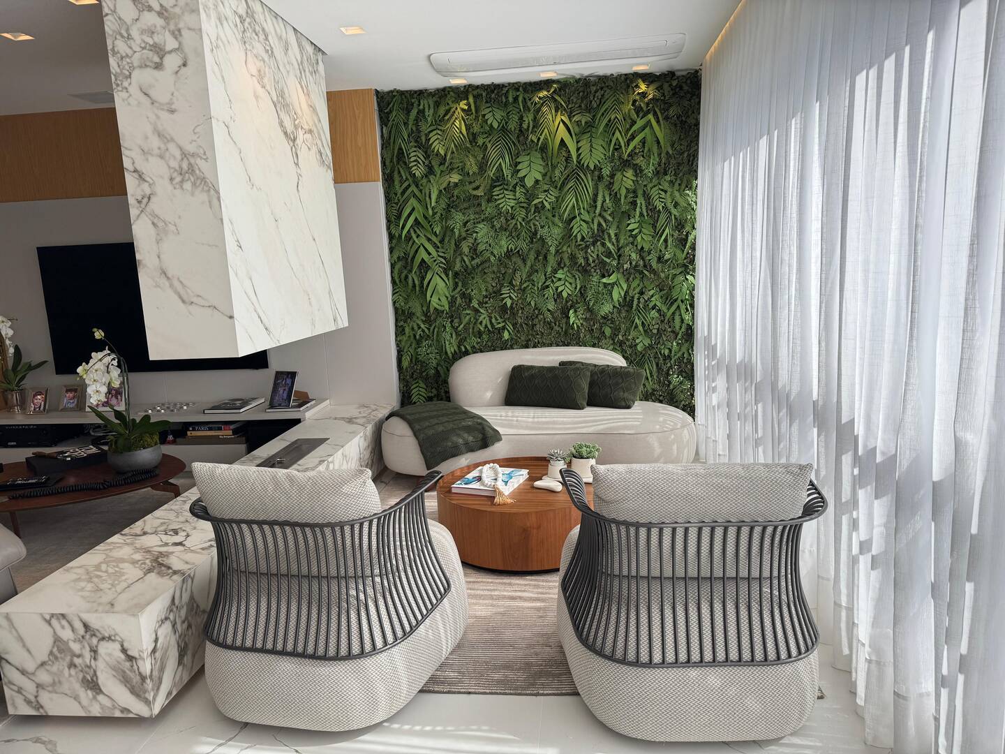 Apartamento mobiliado no ATRIA Alphaville com 3 suítes e automação completa