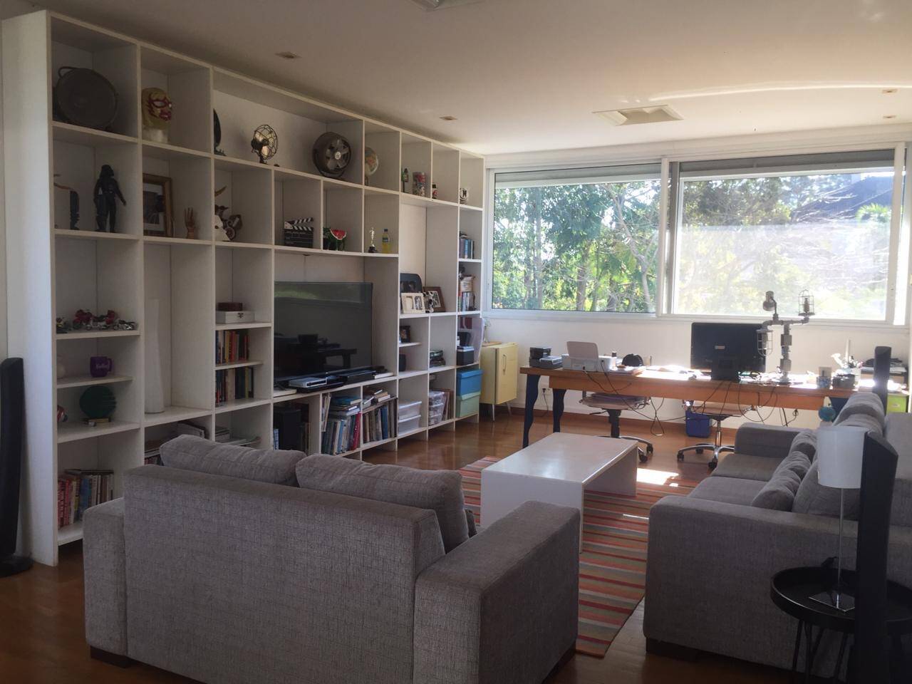Casa contemporânea com vista para a mata no Tamboré 1