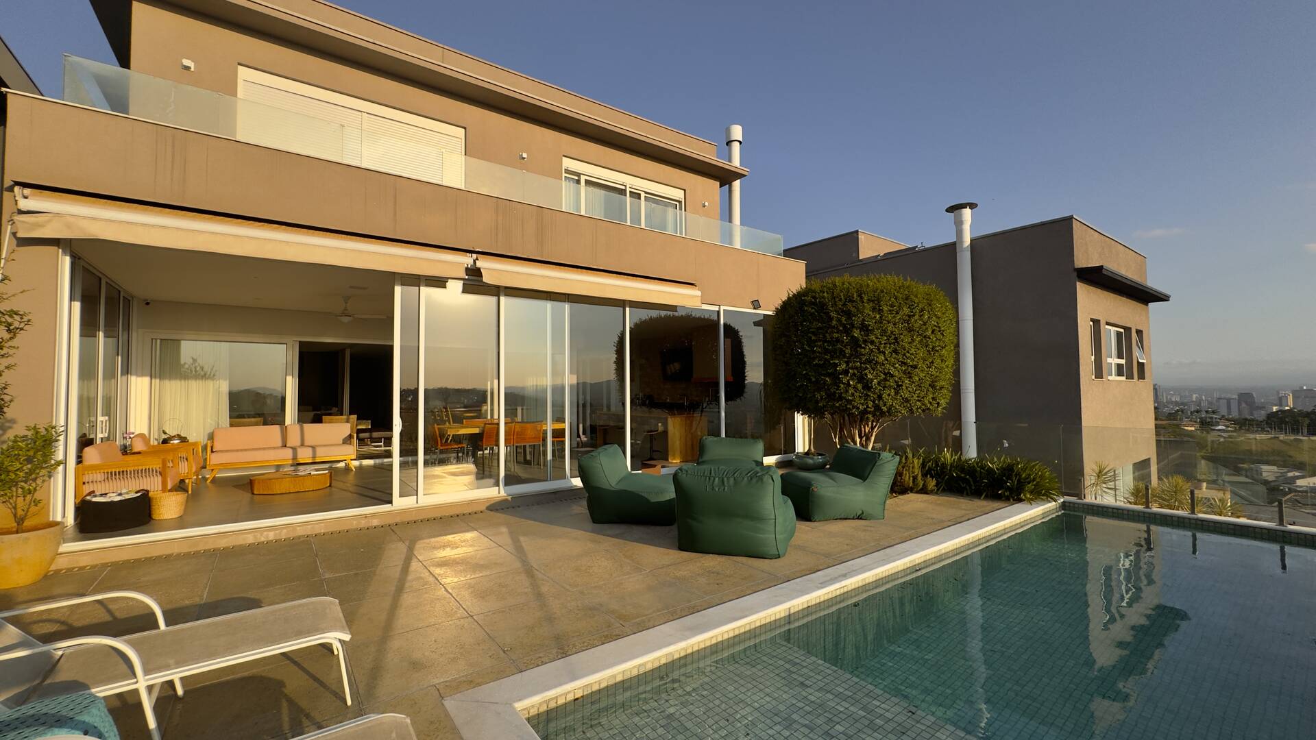 Casa à venda no Tamboré 10 com 4 suítes, área gourmet integrada e 539 m²