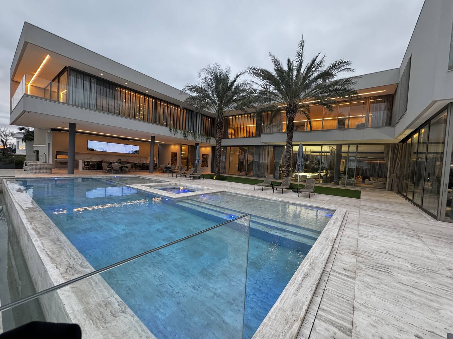 Casa com 6 suítes, vista panorâmica e arquitetura contemporânea no Tamboré 2