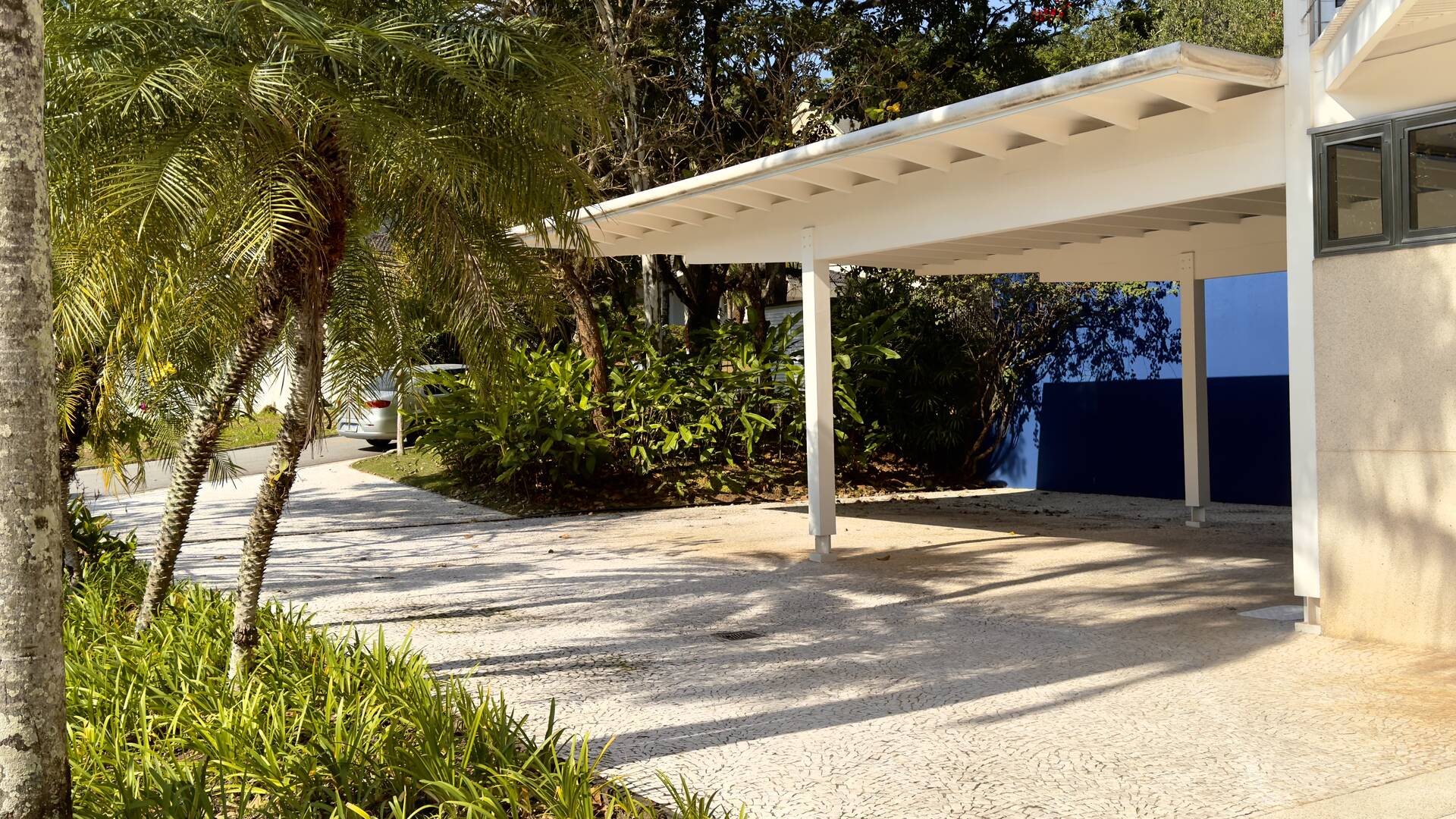 Residência Assinada por George Mills no Tamboré 1 com Arquitetura Autoral e 1.525 m² de Terreno