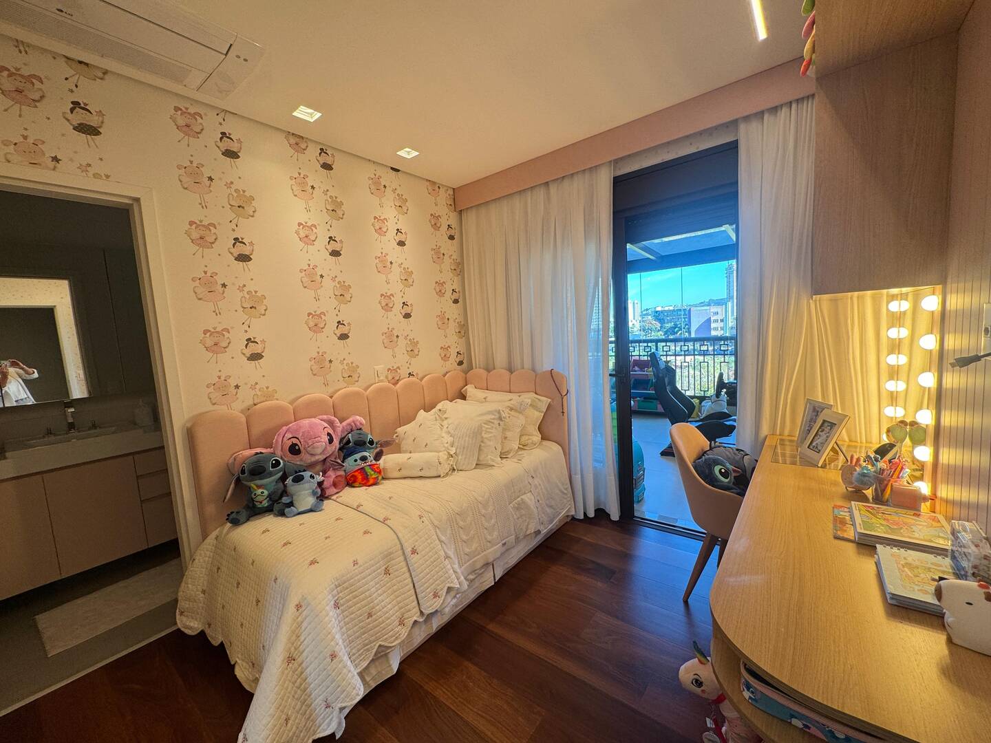 Apartamento mobiliado no ATRIA Alphaville com 3 suítes e automação completa