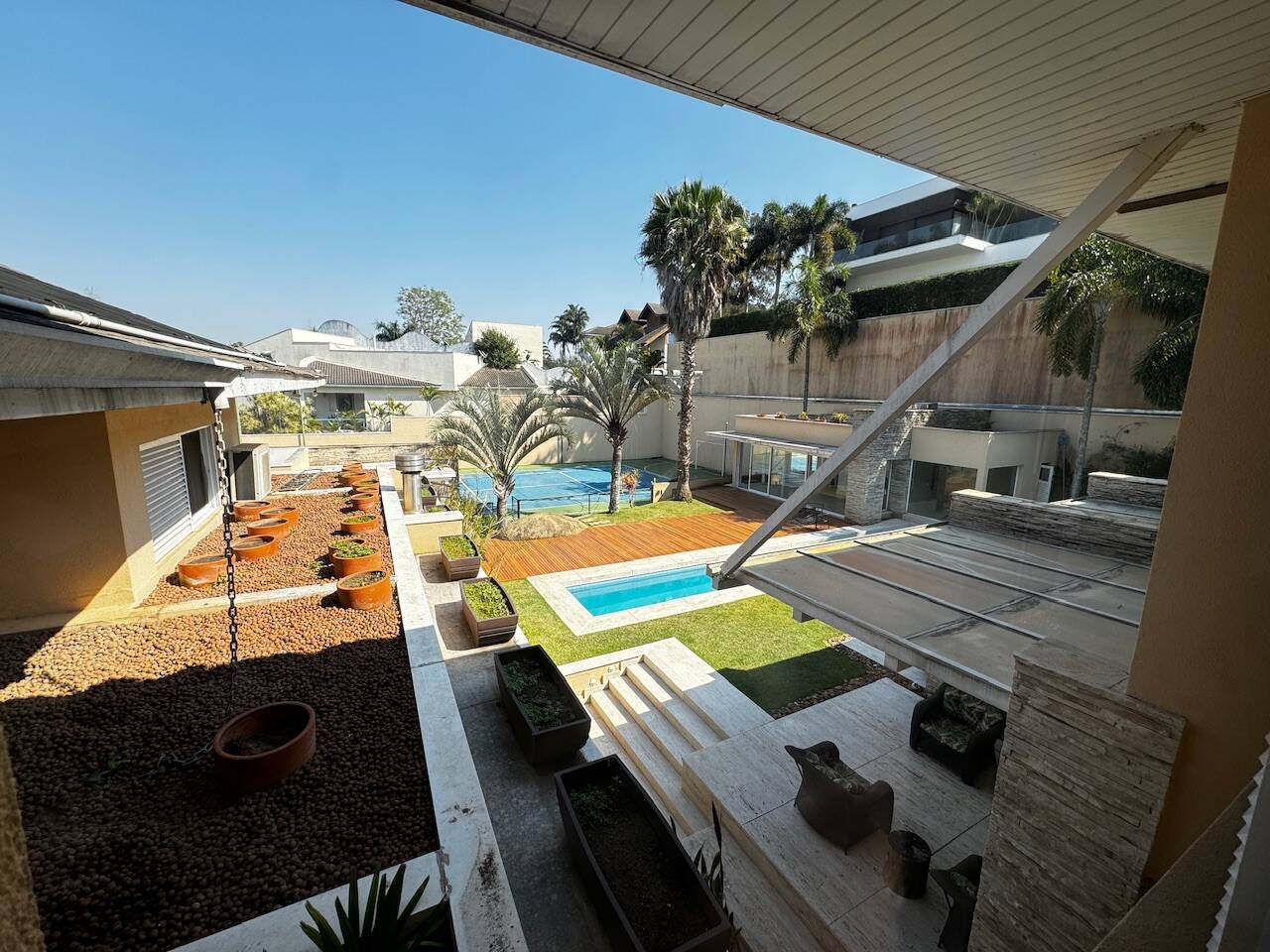 Casa de Alto Padrão Mobiliada com 4 Suítes, Quadra de Tênis Oficial e Lazer Completo em Alphaville