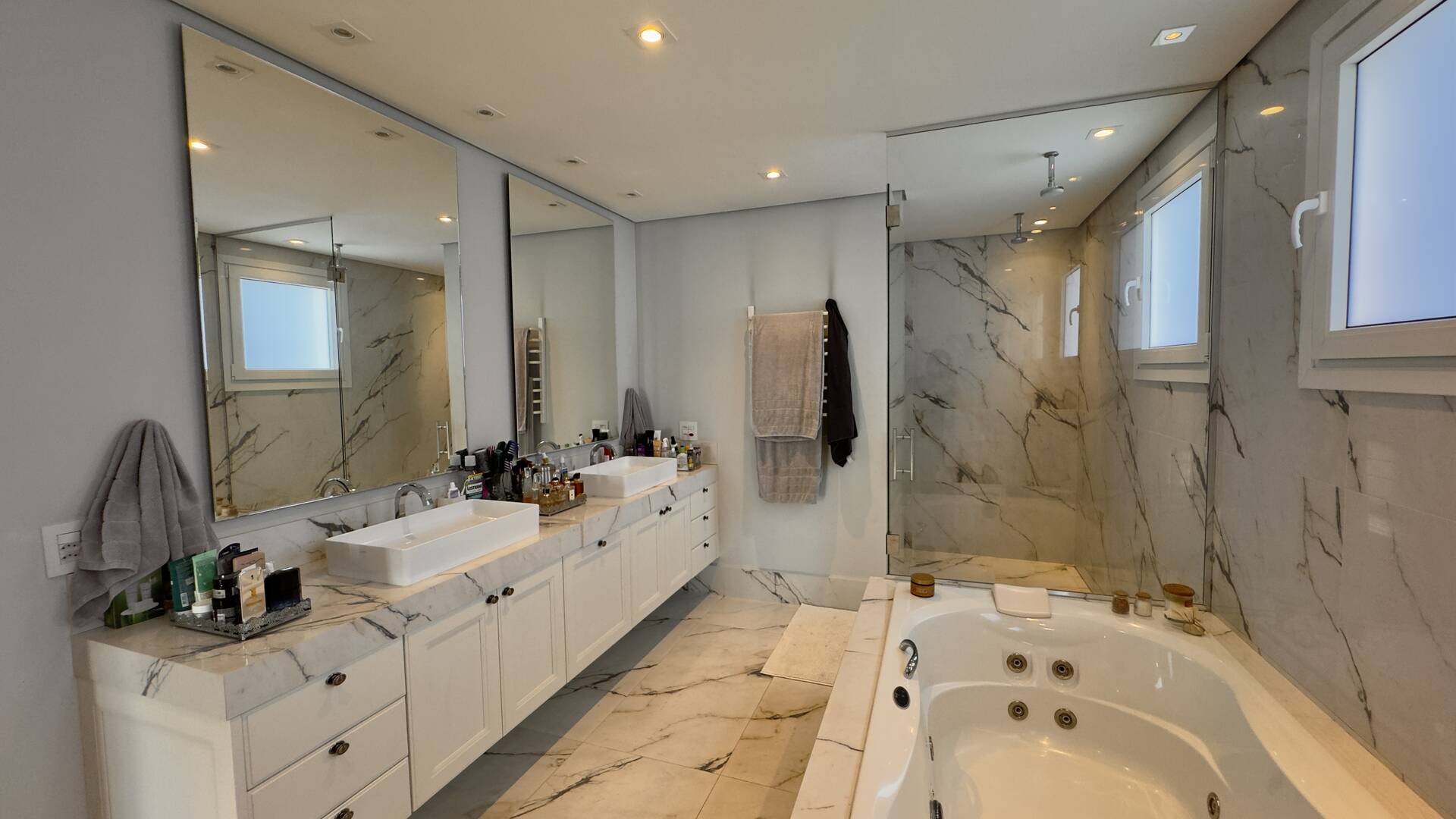 Casa à venda no Tamboré 10 com 4 suítes, área gourmet integrada e 539 m²