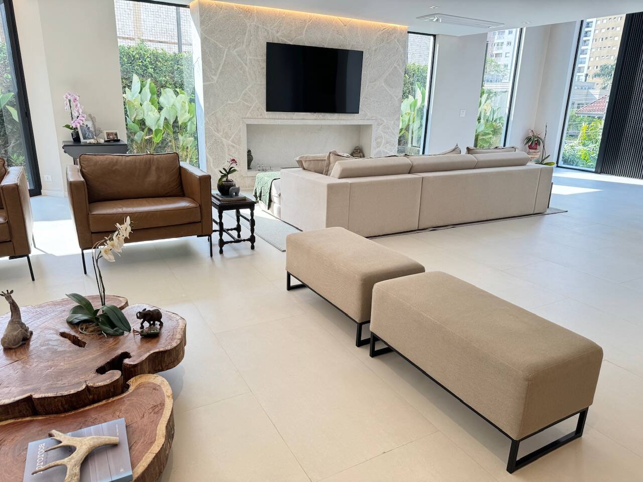 Casa totalmente reformada e mobiliada à venda no Alphaville Residencial 1 com 4 suítes