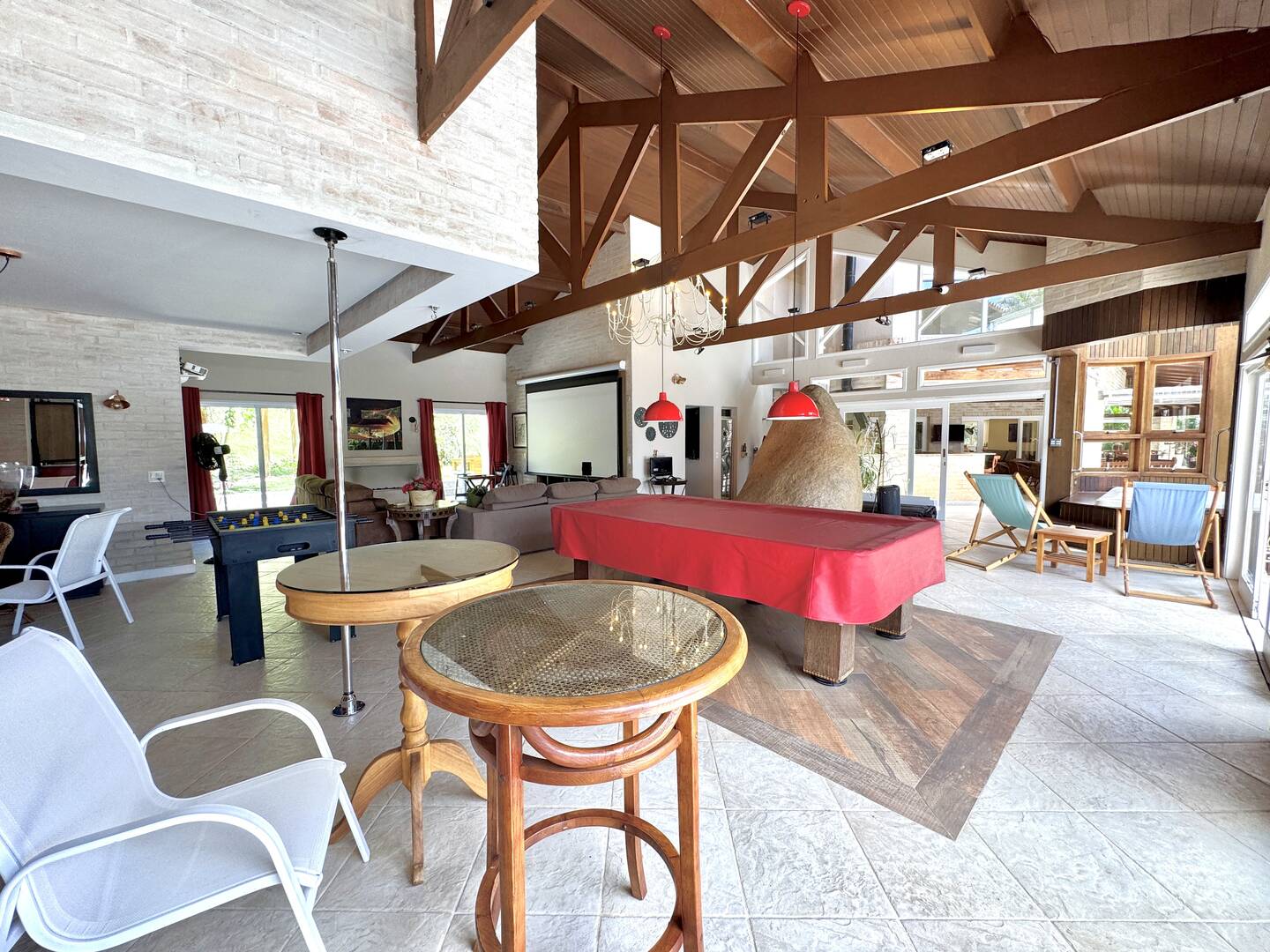 Casa à Venda no Tamboré 1 com 4.000 m², Vista Permanente e Estilo Casa de Campo