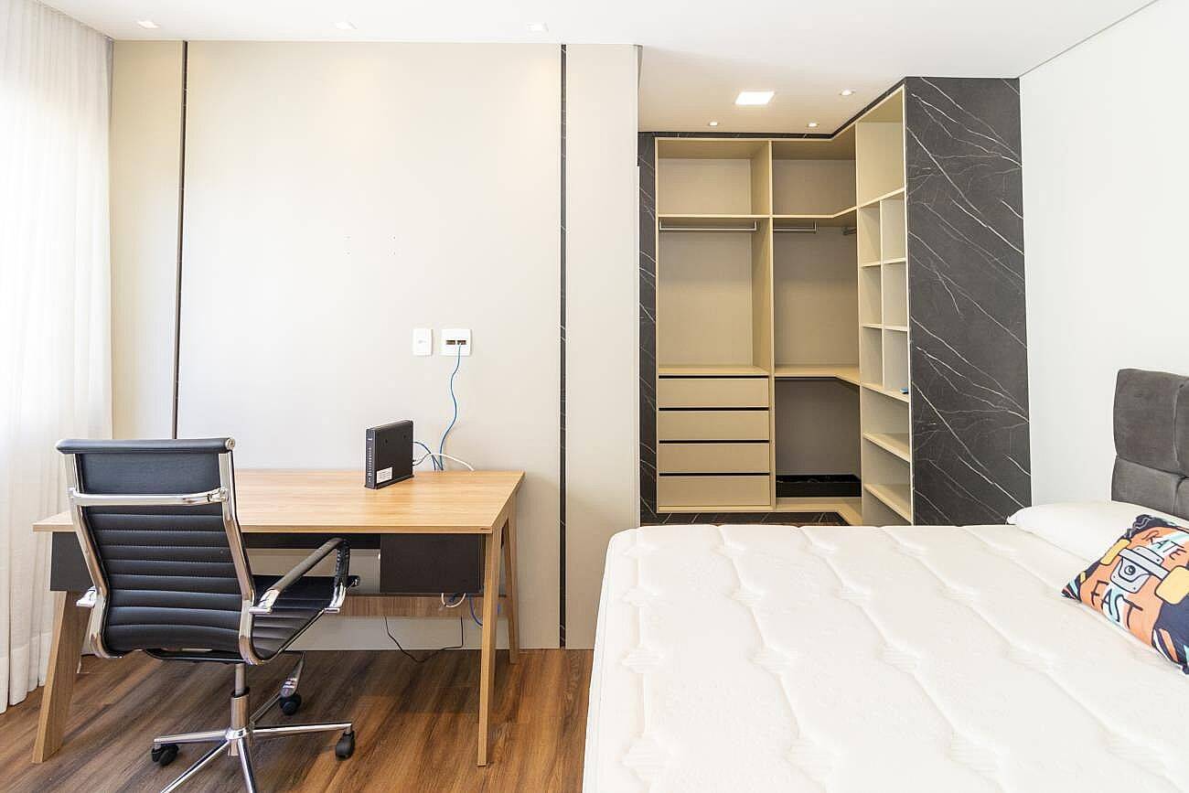 Casa à venda em Alphaville com 4 suítes, piscina aquecida, sauna e sistema fotovoltaico