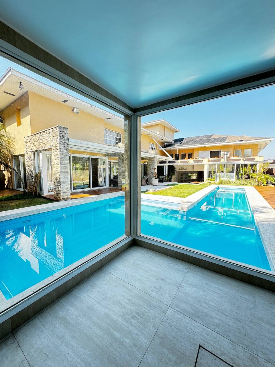 Casa de Alto Padrão Mobiliada com 4 Suítes, Quadra de Tênis Oficial e Lazer Completo em Alphaville