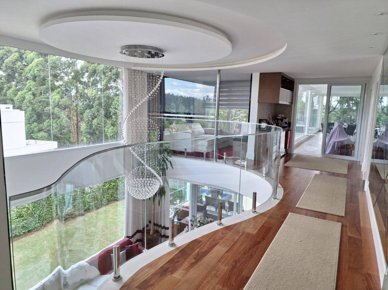 Casa com fundo para mata - Residencial Tamboré 11 - Venda porteira fechada.