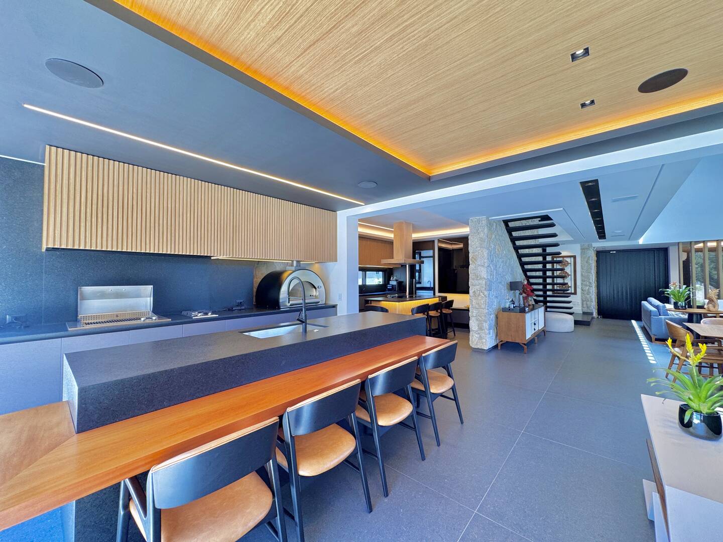 Casa nova e mobiliada à venda no Villa Solaia com 4 suítes e lazer completo