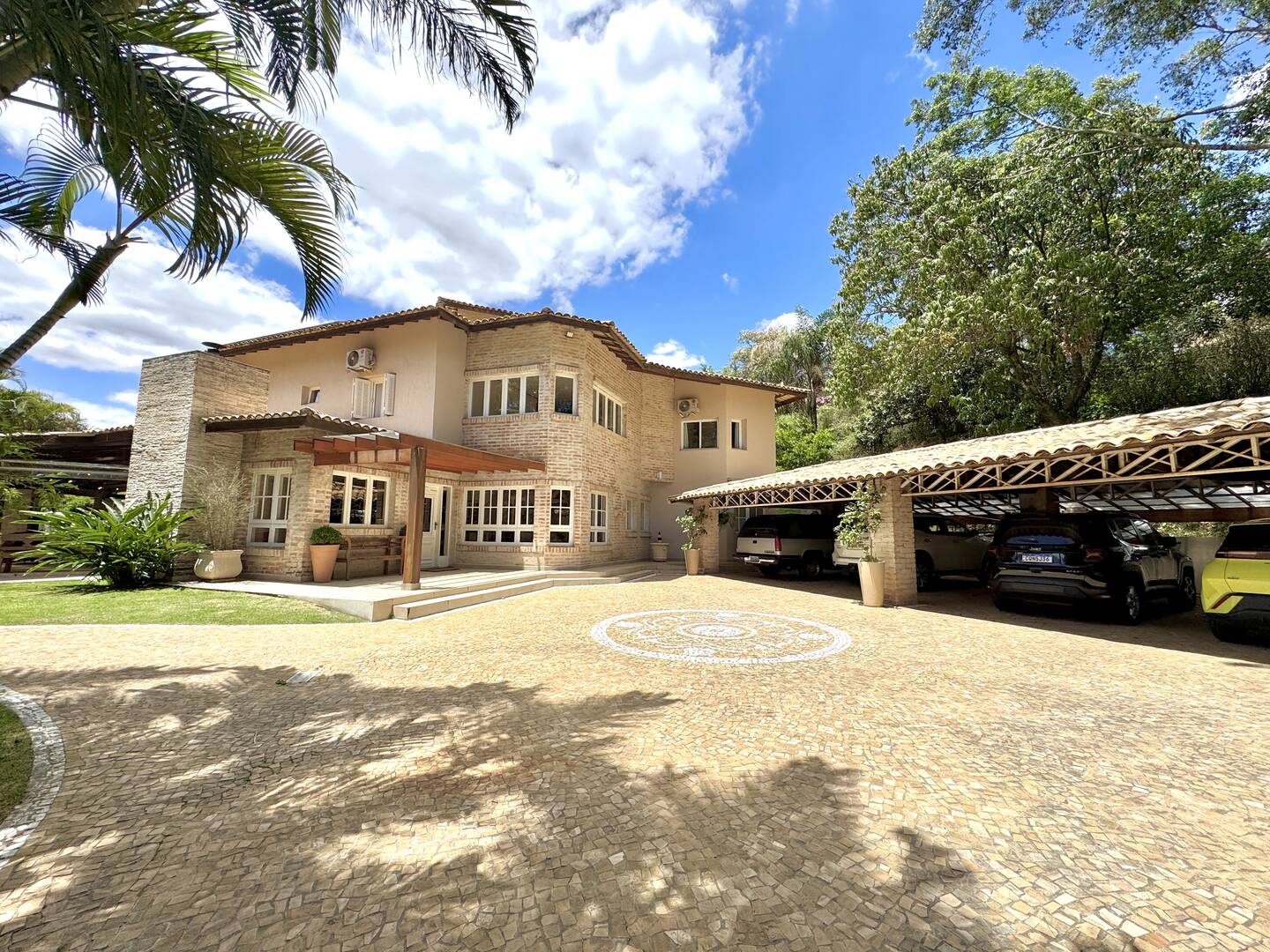 Casa à Venda no Tamboré 1 com 4.000 m², Vista Permanente e Estilo Casa de Campo