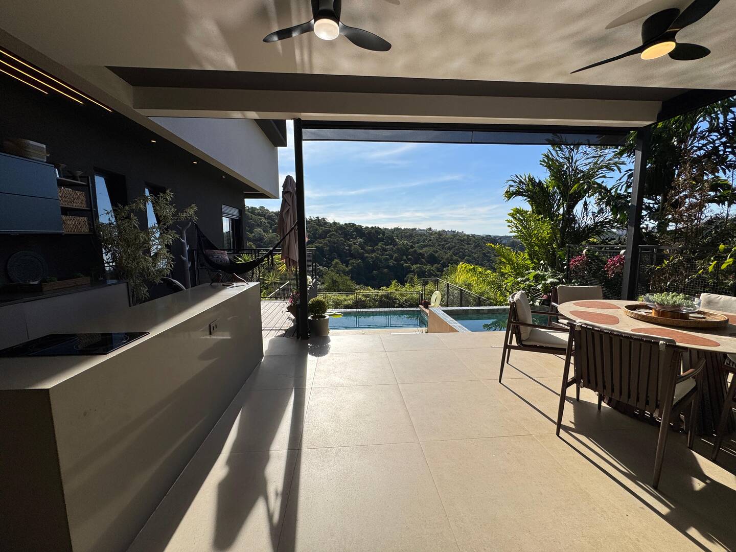 Casa contemporânea com vista para o lago e mata preservada no Gênesis 2