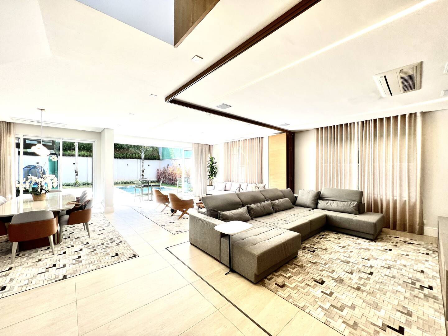 Casa Tamboré 10 mobiliada à venda em Alphaville | 4 suítes, automação e pronta para morar