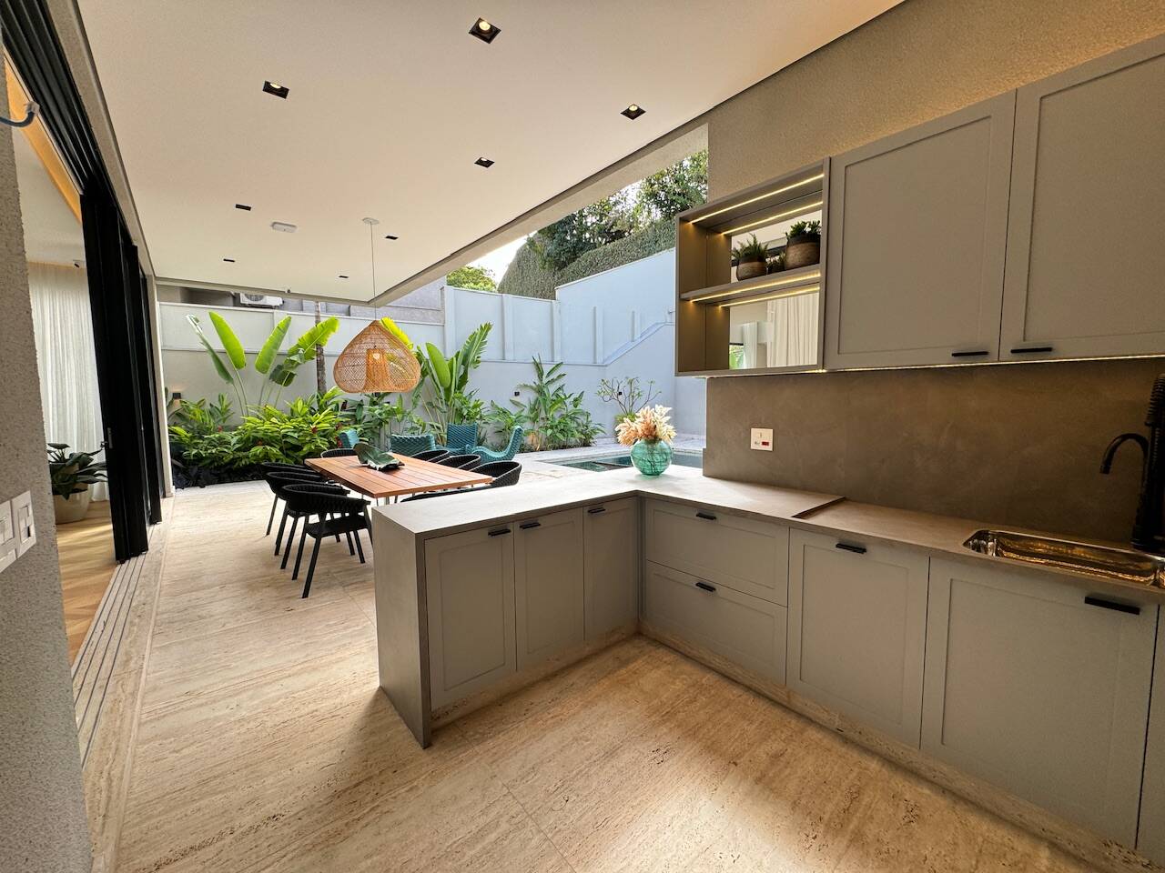 Casa de Alto Padrão com Elevador e Área Gourmet Integrada em Alphaville