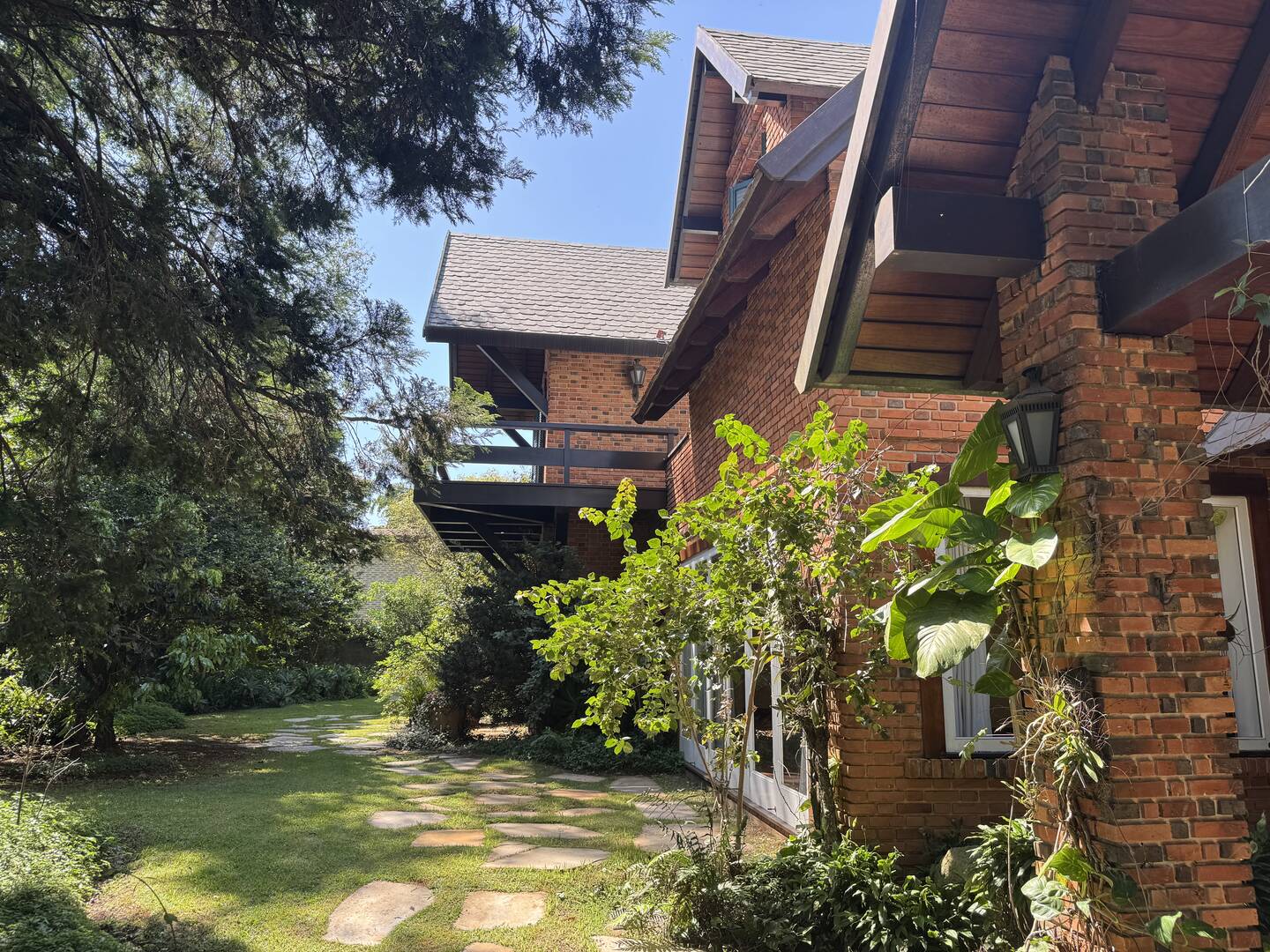 Casa de arquitetura assinada por Sidônio Porto no Tamboré 1