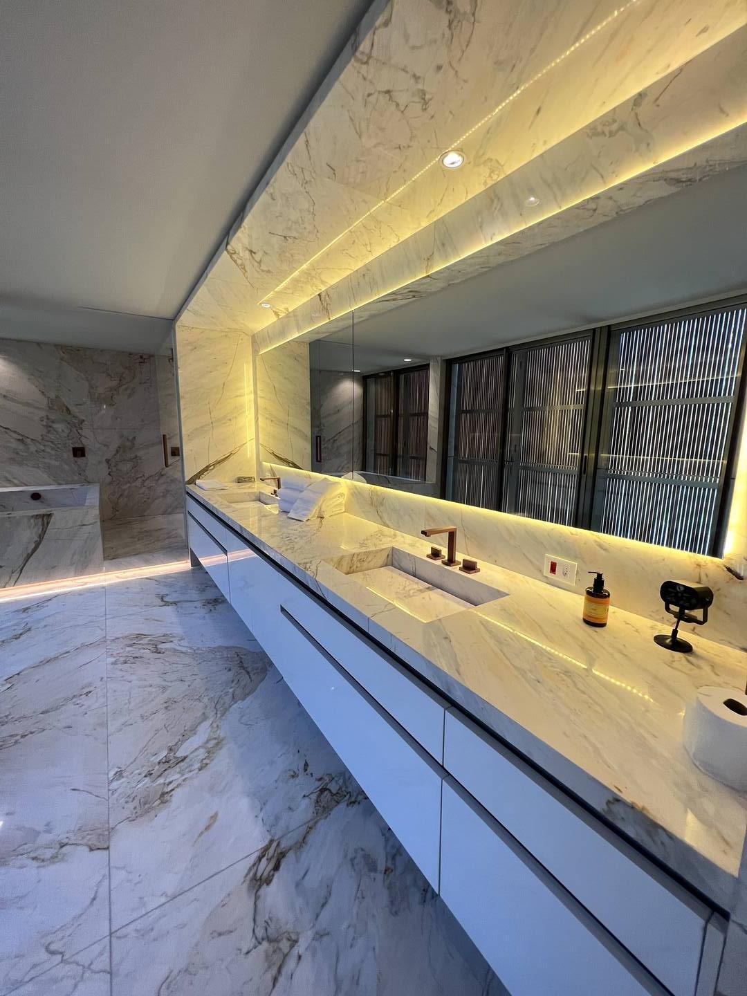 Residência autoral de David Bastos com piscina natural e design brasileiro