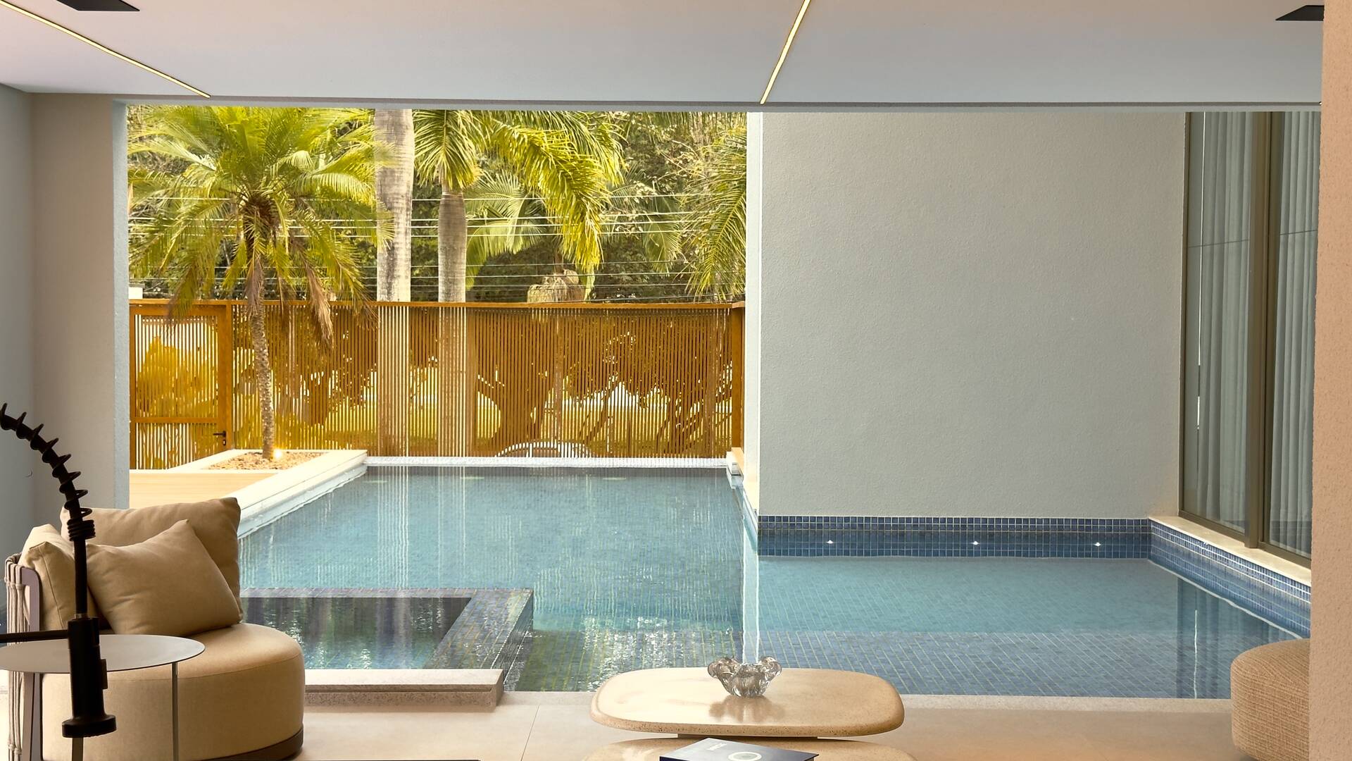Casa de Alto Padrão à Venda no Tamboré 3 | Frente para o Lago | 5 Suítes | 870 m²