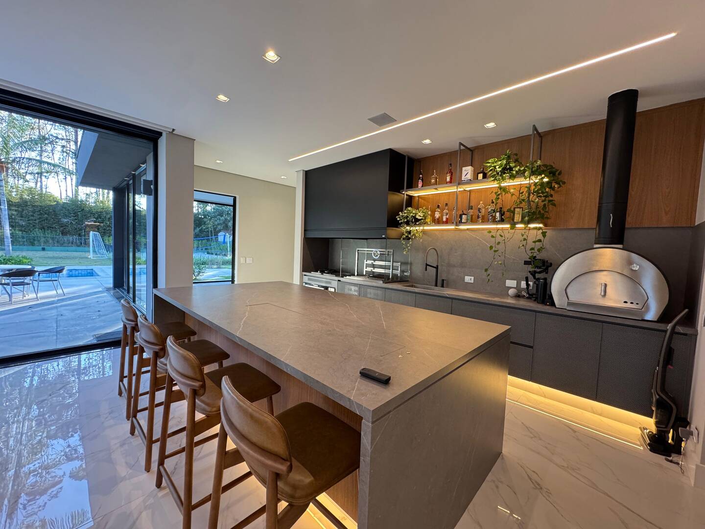 Casa com projeto de Breno Santiago e lazer completo no Haras Guancan