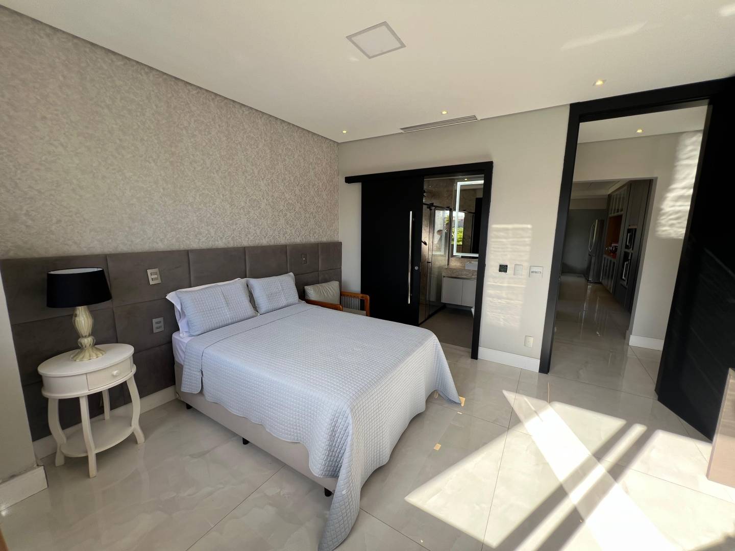 Residência de Alto Padrão à Venda em Alphaville com 5 Suítes, Elevador e Vista Privilegiada